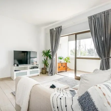 Spacious 1 Bed In Vilamoura, Fast Wifi & Pool * Quarteira