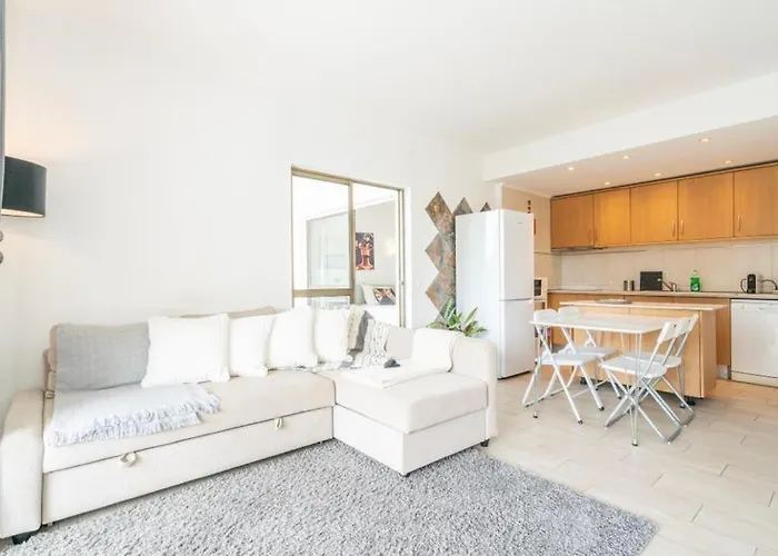 Spacious 1 Bed In Vilamoura, Fast Wifi & Pool Apartament