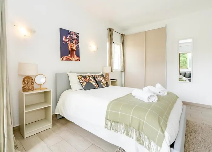 Spacious 1 Bed In Vilamoura, Fast Wifi & Pool Apartament