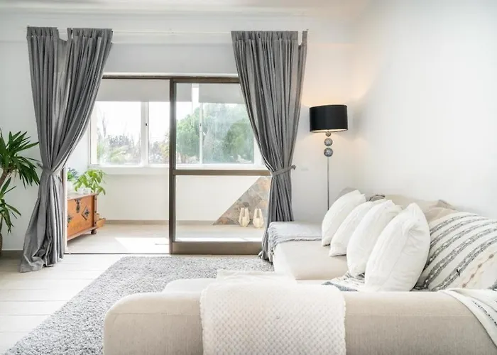 Spacious 1 Bed In Vilamoura, Fast Wifi & Pool Apartament *