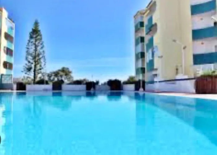 Spacious 1 Bed In Vilamoura, Fast Wifi & Pool Apartament Quarteira
