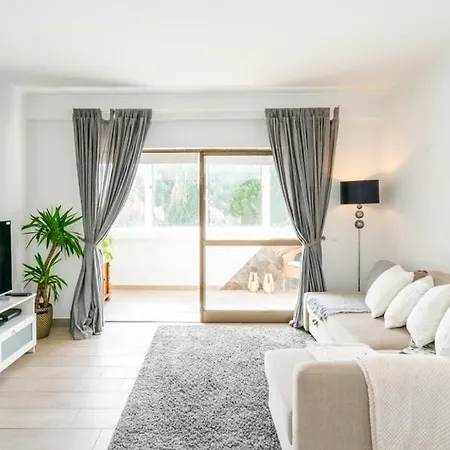 Spacious 1 Bed In Vilamoura, Fast Wifi & Pool *