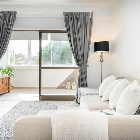 Spacious 1 Bed In Vilamoura, Fast Wifi & Pool Apartment *