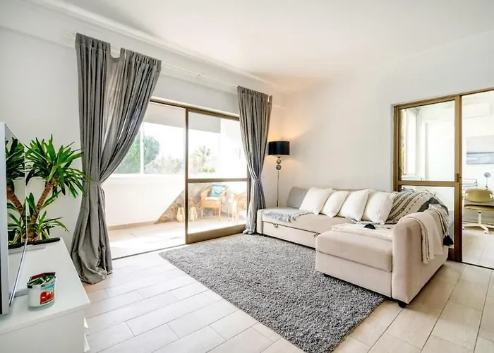 Spacious 1 Bed In Vilamoura, Fast Wifi & Pool 쿼테이라