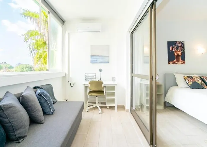 Spacious 1 Bed In Vilamoura, Fast Wifi & Pool 아파트 *