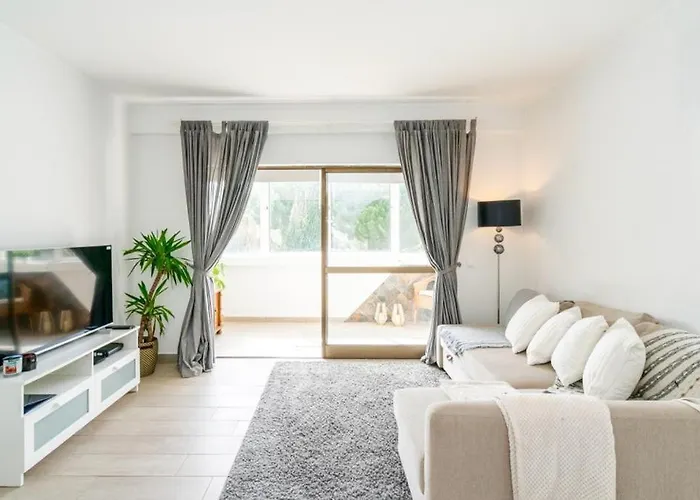 Spacious 1 Bed In Vilamoura, Fast Wifi & Pool *