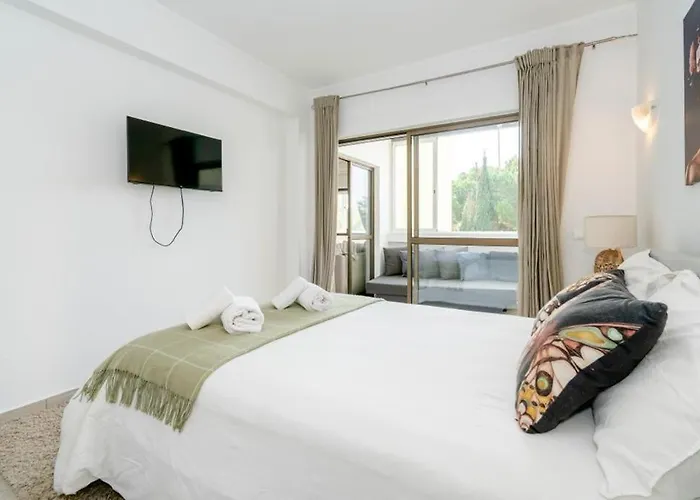 Spacious 1 Bed In Vilamoura, Fast Wifi & Pool 아파트